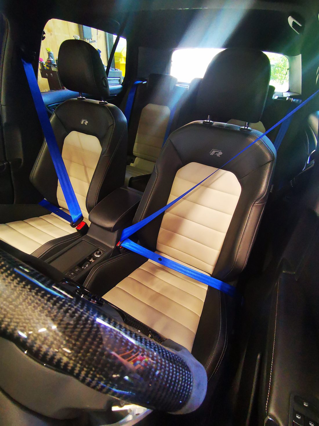 Fahrzeuginnenraum mit Sportsitzen und Carbon-Detail während des Einbaus